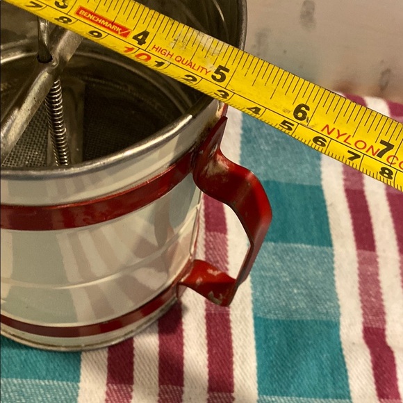 Red and White Retro flour sifter - Picture 6 of 6